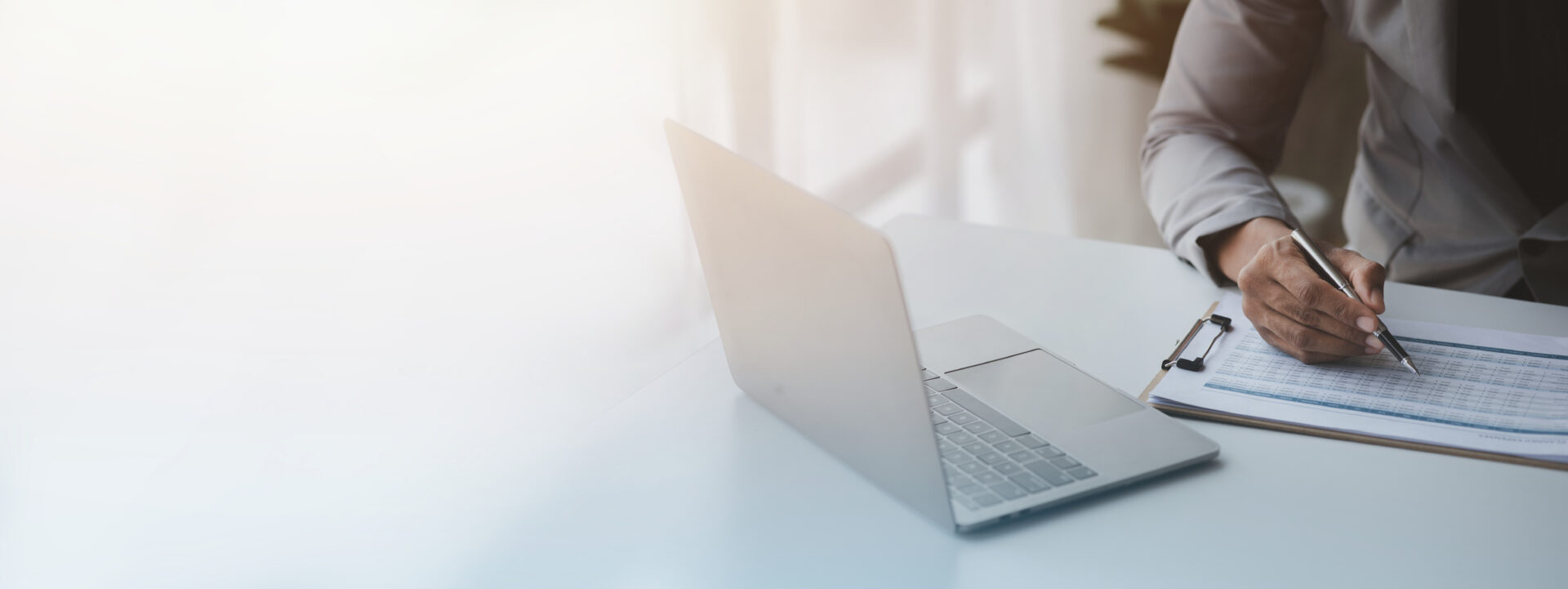 メモを取りながら、コーチングでキャリアの課題を整理している女性。目標達成のための具体的な行動を明確にしている。