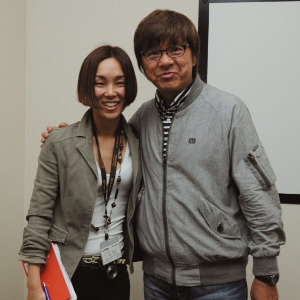 ブラジルを訪れた歌手・西城秀樹と写真を撮るニッケイ新聞記者の児島阿佐美の記念写真