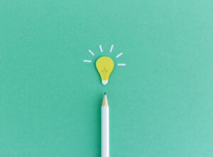 キャリアの強みを見つけるヒントを象徴する電球と鉛筆の画像