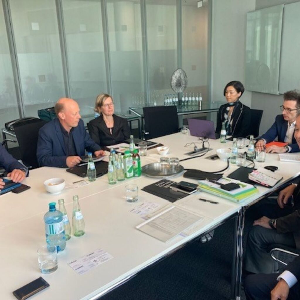 日本企業の海外進出を支援するため、ドイツ企業との商談に同席するコンサルタント児島阿佐美の写真