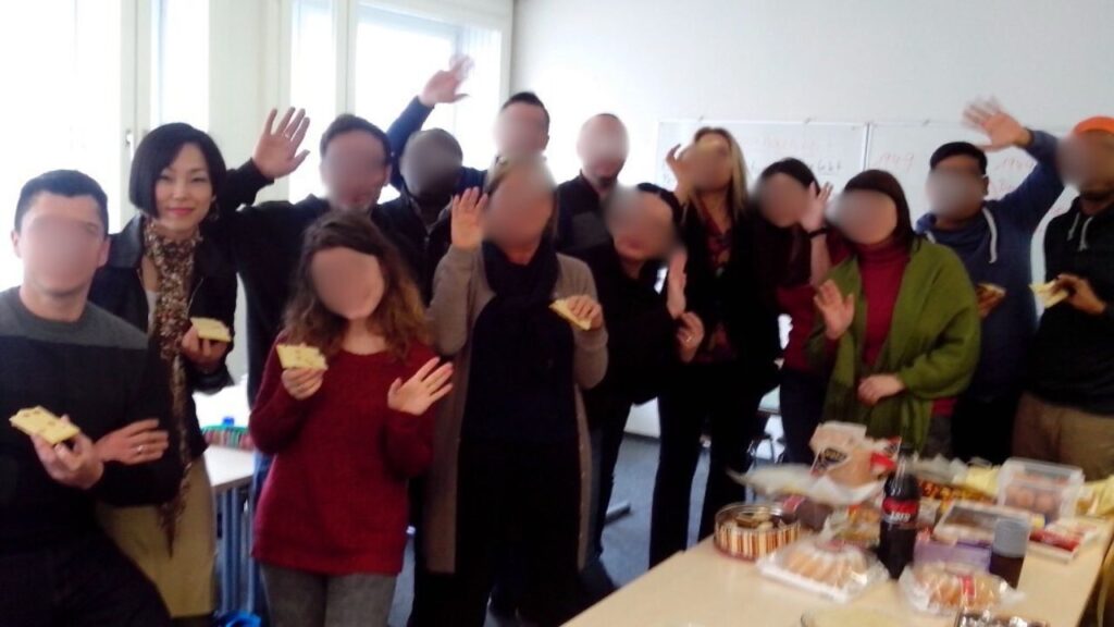 語学力習得を目的に世界各国の移住者が交流する語学学校の場面