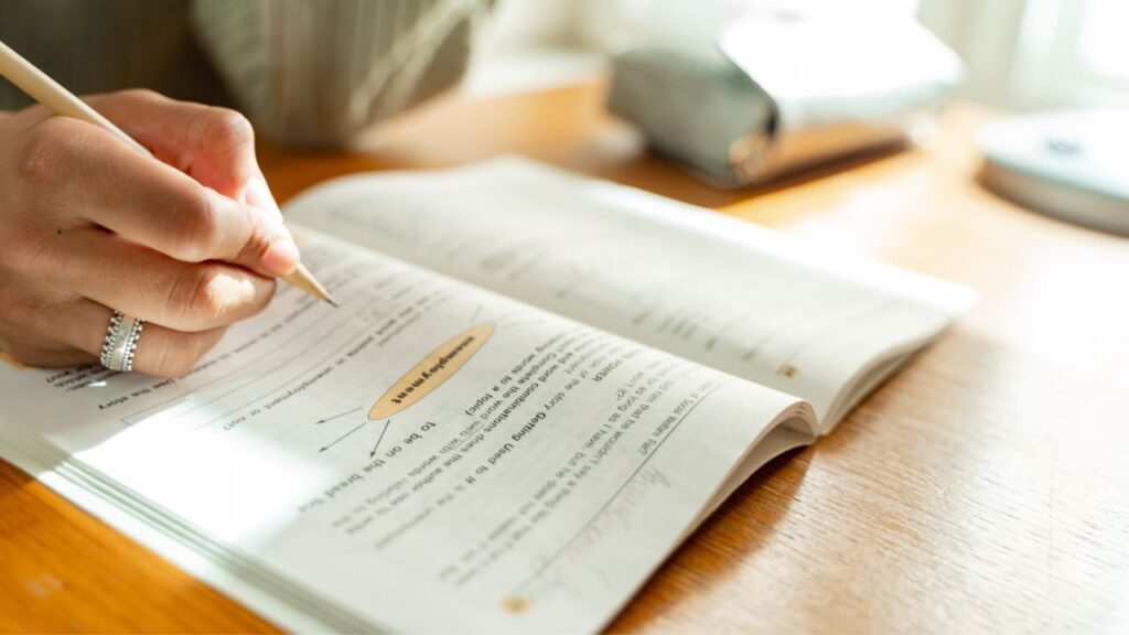 海外就職を目指し、文法書で集中的に語学を学ぶ女性の手元