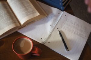 海外移住後、語学を学びながら自分の可能性と向き合っている女性の学習ノートとコーヒー