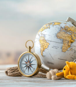 自己理解を深め、人生の方向性を見つけるコーチングの過程を表現したコンパスと地球儀