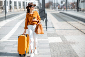 コーチングでキャリアと人生の迷いを解消した女性がトランクを手に颯爽と歩く姿