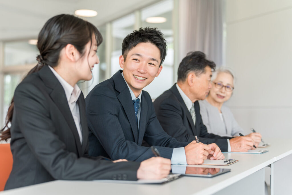 異文化理解とチーム力向上を目的とした企業研修に参加する社員たちの笑顔の様子