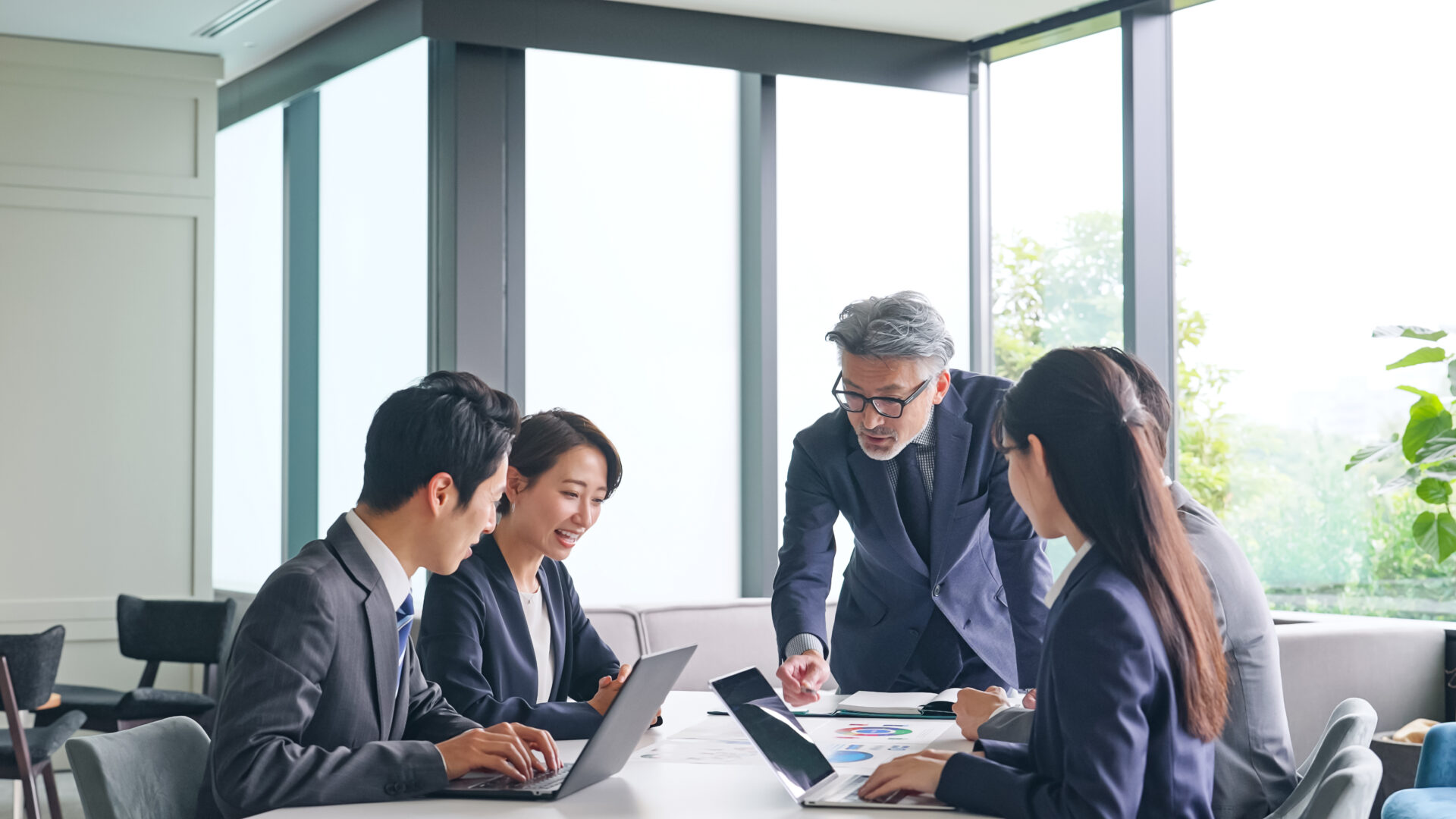 欧州拠点の現地法人にて経営者と社員が話し合う場面