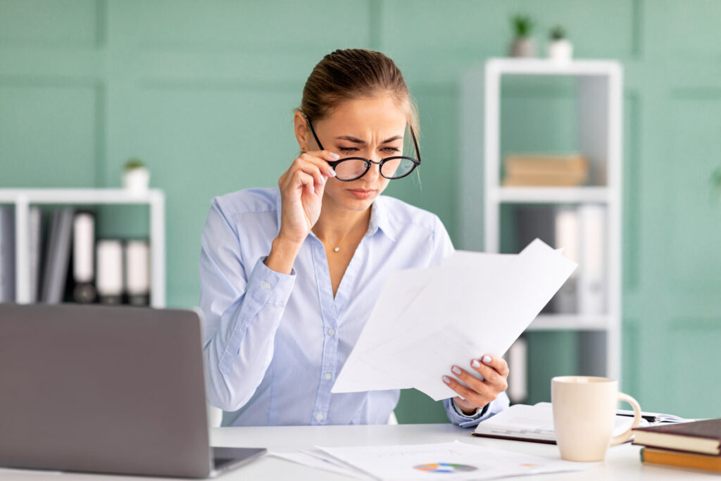 ドイツ起業支援金の申請に必要な事業計画書を作成する女性の姿