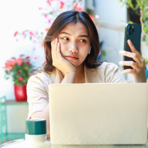 悩んでいる間に時間が過ぎてることに焦りを感じている女性