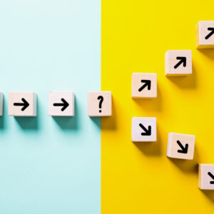 人生とキャリアの選択を象徴する分岐点と矢印のブロック